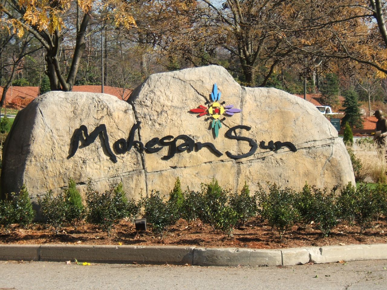 Ein Stein mit der Aufschrift "Mohegan Sun"