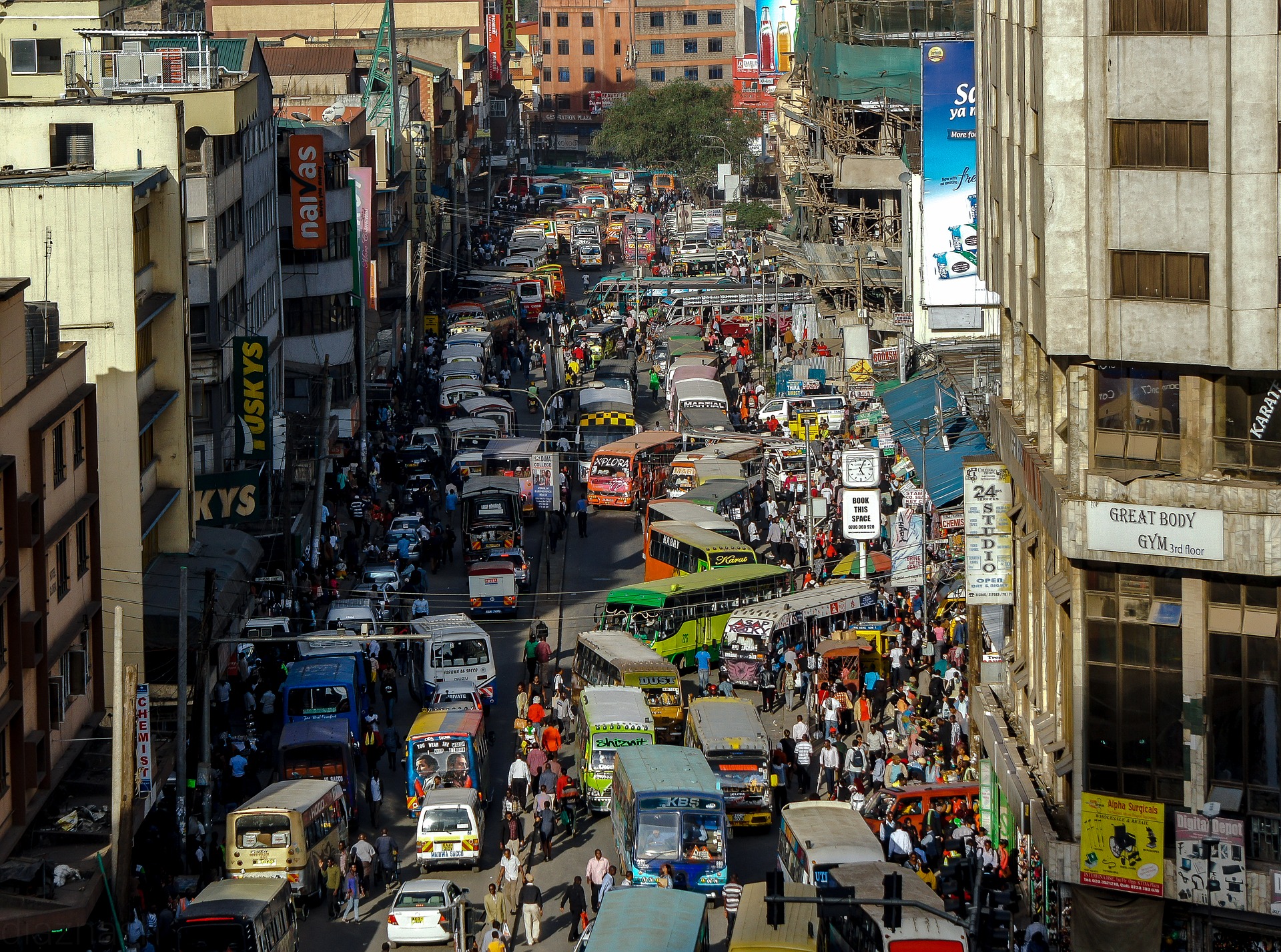 Straße Nairobi|Sport Pesa Bandenwerbung|Alterspyramide Kenia|Schulkinder Afrika