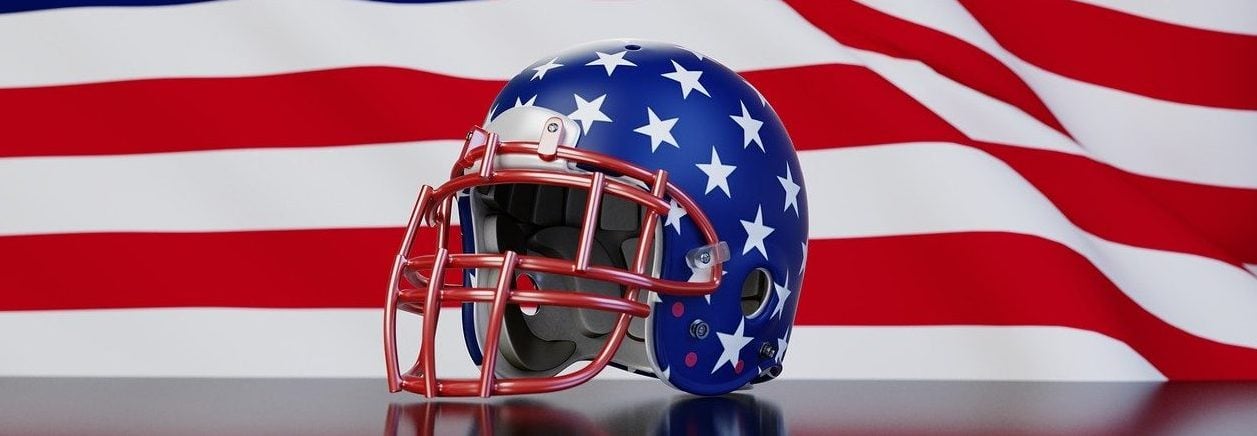 US-Flagge und Footballhelm|US-Flaggen
