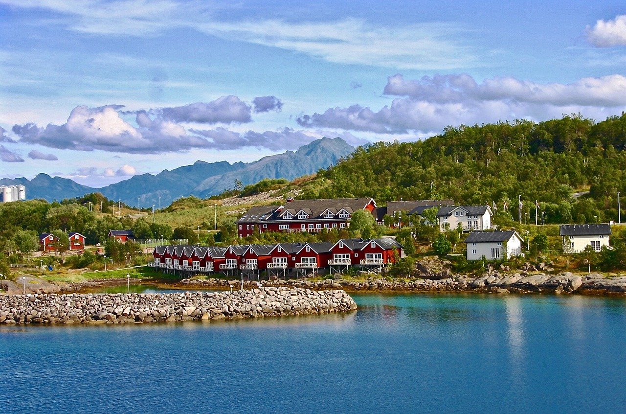 Norwegen Fjord Meer Häuser Hügel Wolken