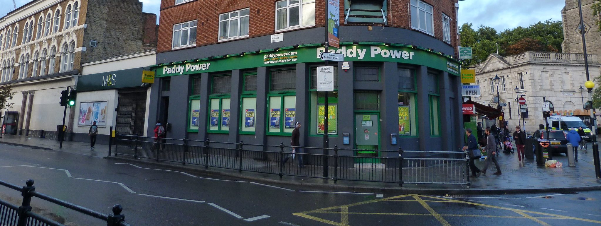 Ein Paddy Power Wettbüro|Eine rote Hand mit 18+ Aufschrift