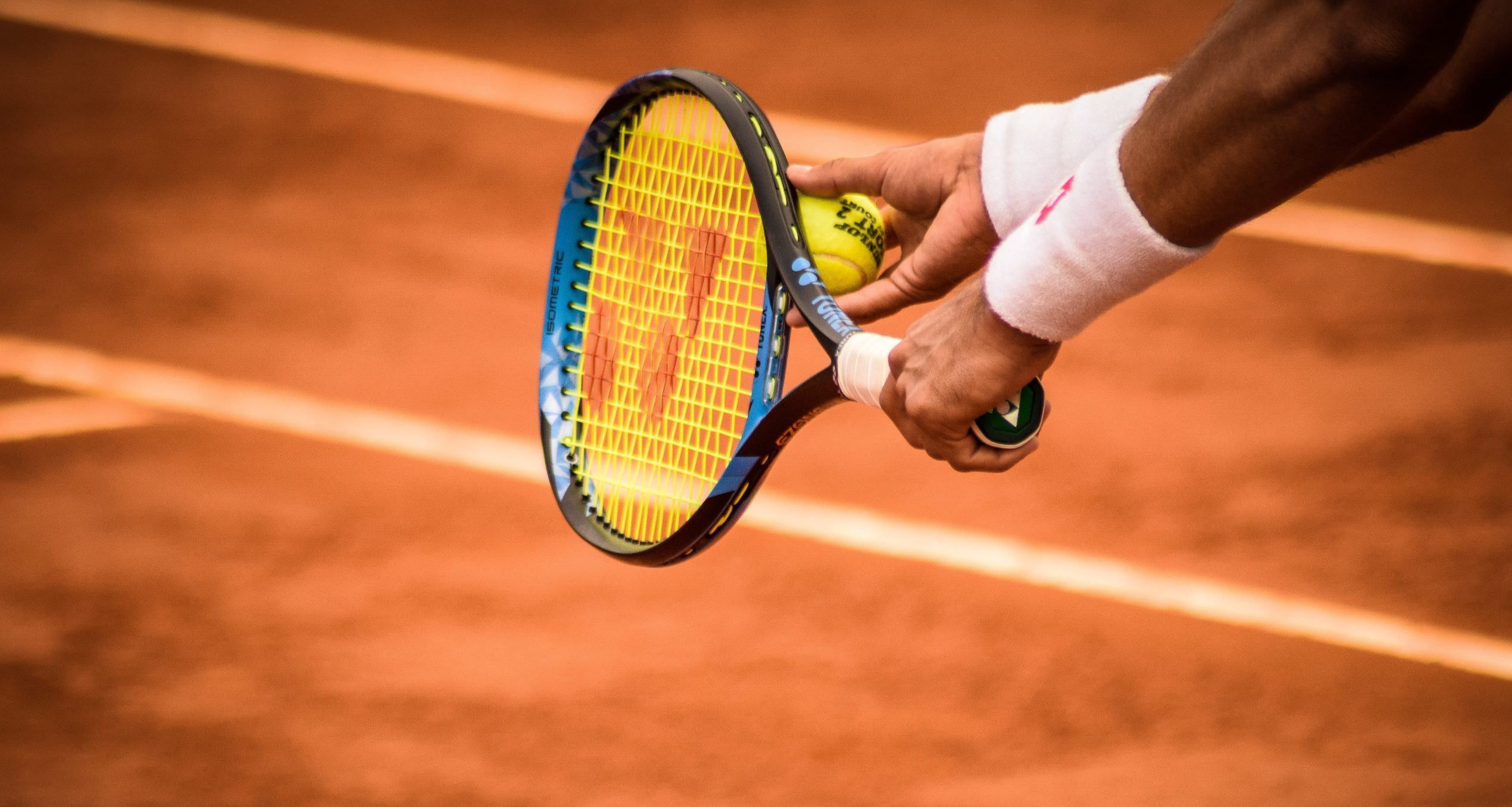 Tennisspieler mit Ball