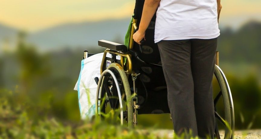 Pflegerin mit Rollstuhlpatient|Pflegerin mit Rollstuhlpatient