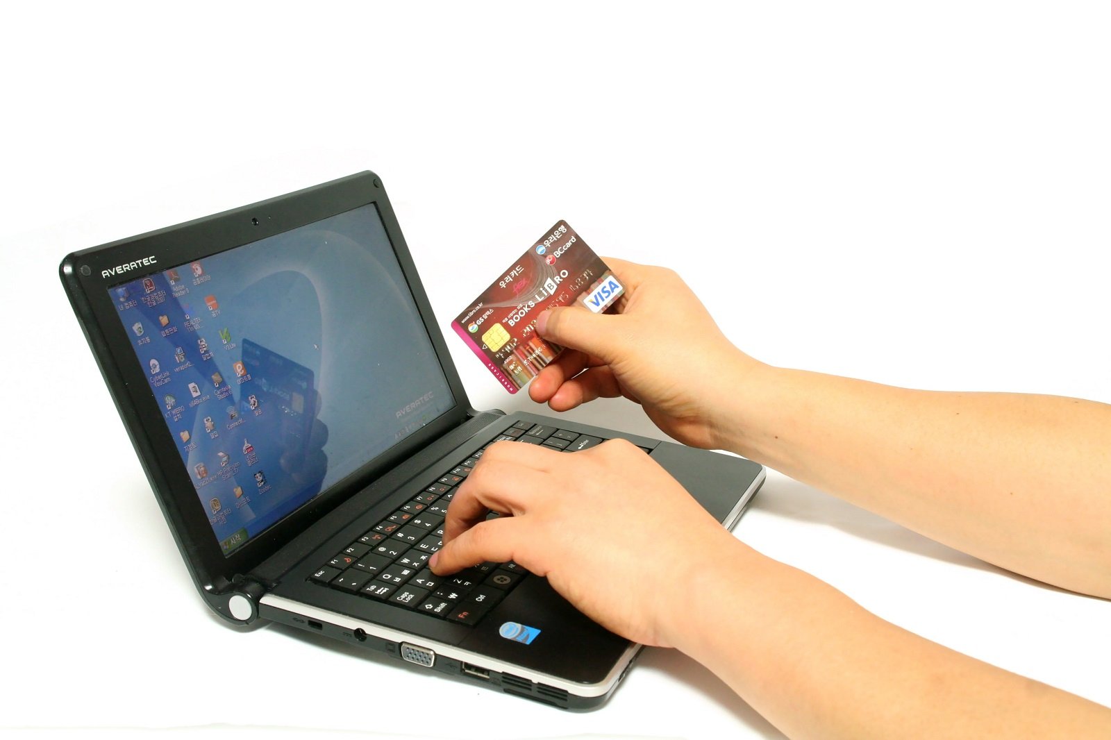 Person nutzt Kreditkarte am Laptop|Person nutzt Kreditkarte am Laptop