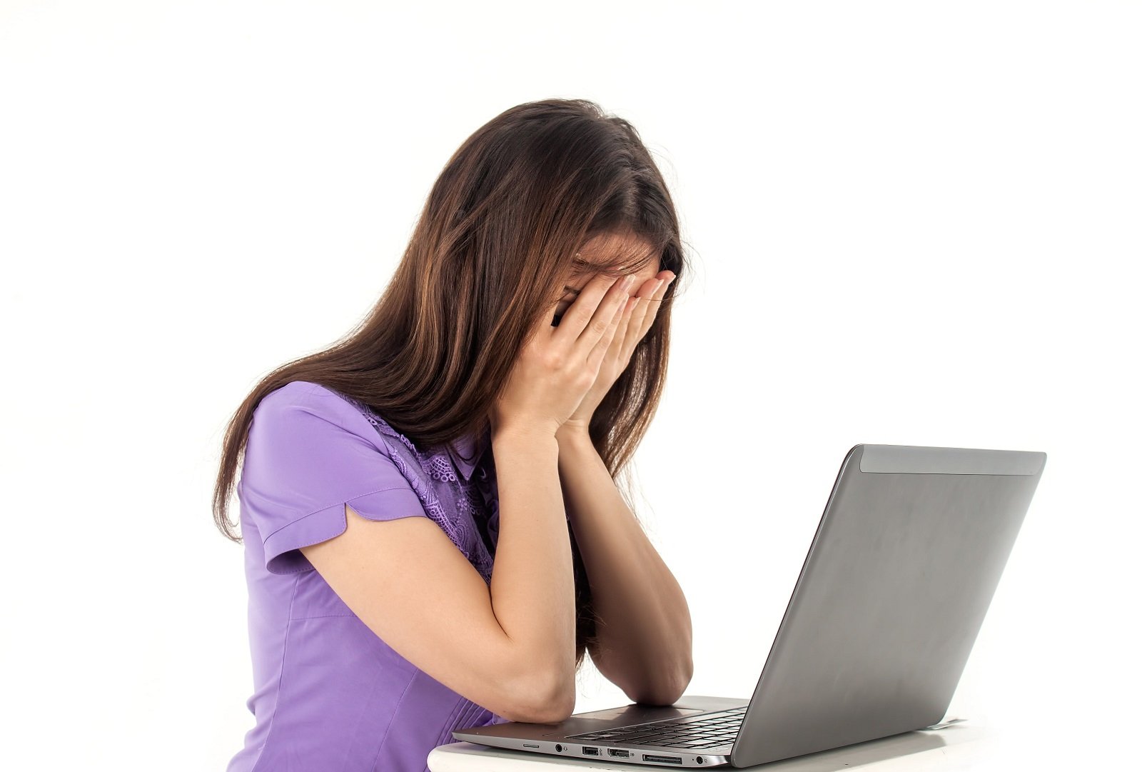 Verzweifelte Frau am Laptop Computer