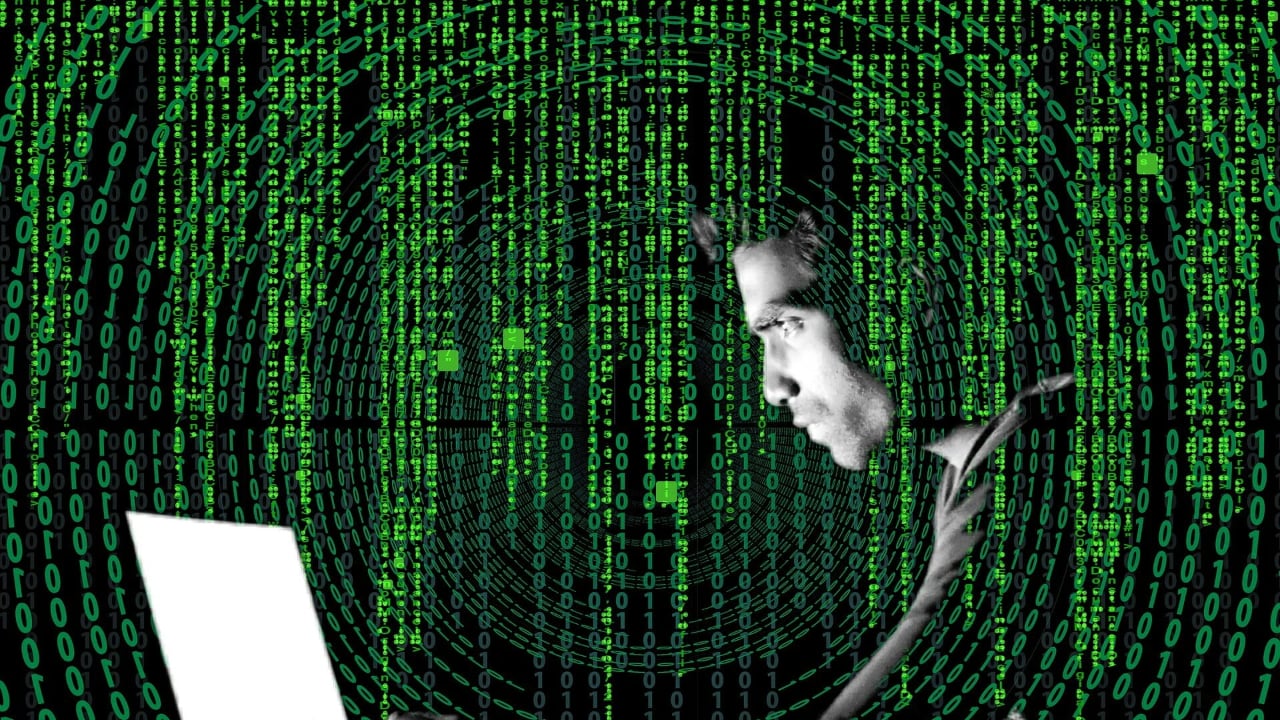 Symbolbild Hacker vor Computer|Logo National Lottery