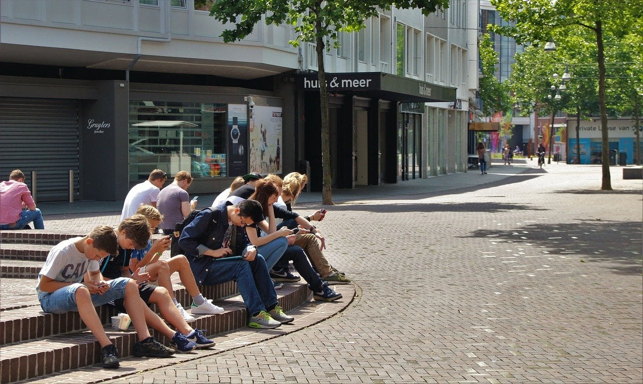 Jugendliche am Smartphone Innenstadt