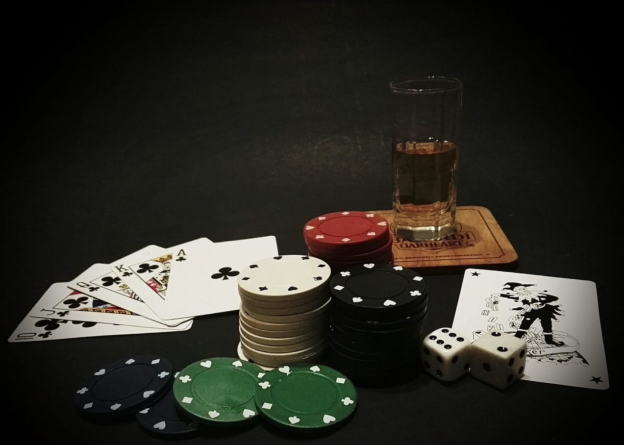 Poker-Equipment|Pokertisch|Geld|Polizeirazzia|Casino Esplanade Hamburg