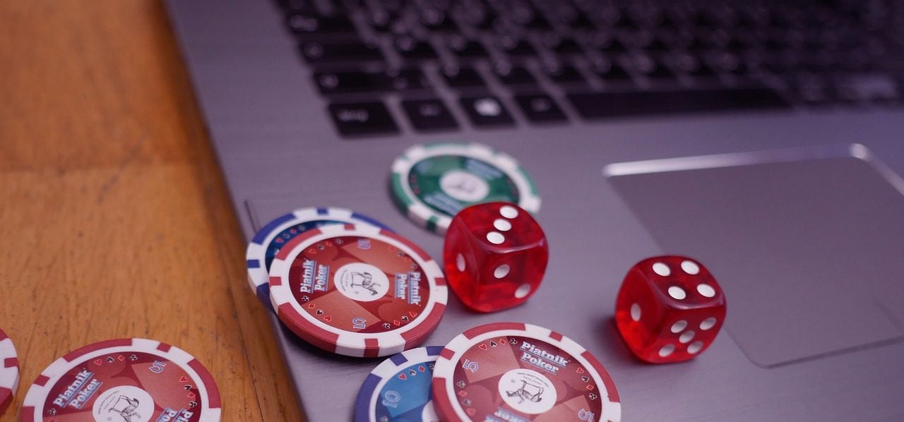 Poker Chips und Würfel auf Laptop