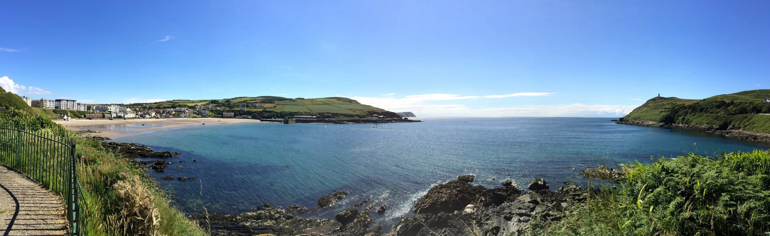 Isle of Man Panoramabild Küste Meer Felsen blauer Himmel