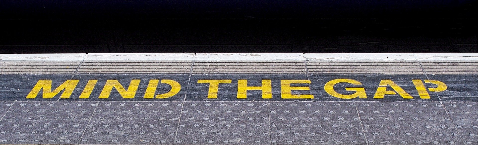 Mind the Gap auf Bahnsteig