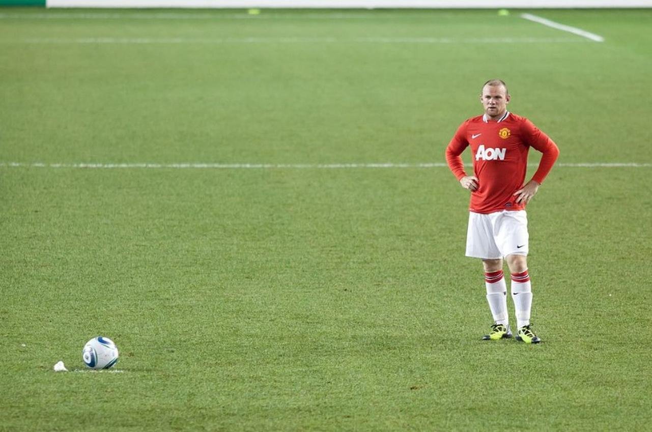 Wayne Rooney auf dem Fußballfeld|Wayne Rooney auf dem Fußballfeld||Vereinslogo Derby County