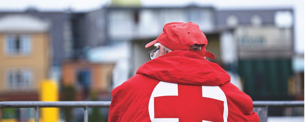 Mann in Rotes Kreuz Jacke|Mann mit Rotes Kreuz-Jacke