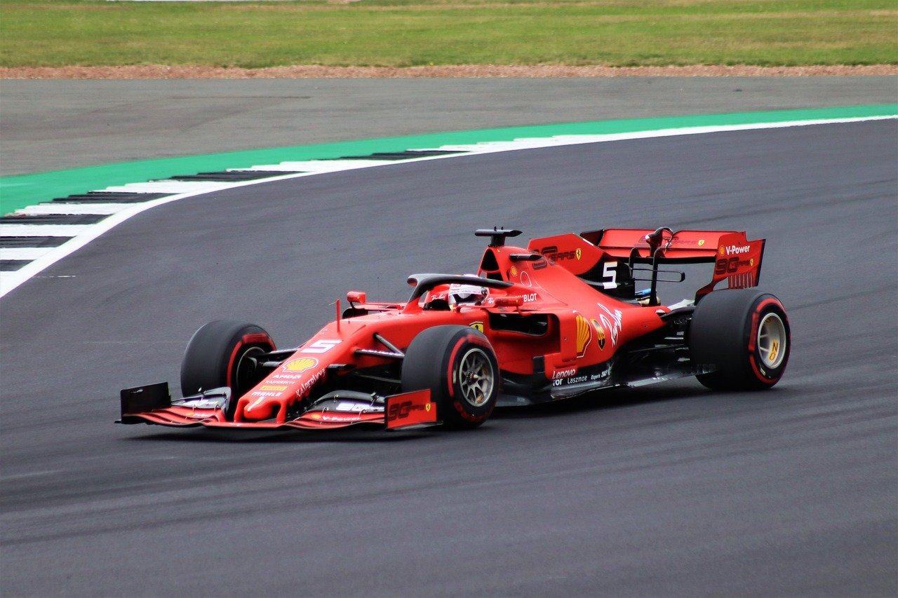 Sebastian Vettel im Rennwagen|Zwei Ferraris auf der Rennstrecke|Sebastian Vettel nach einem Sieg