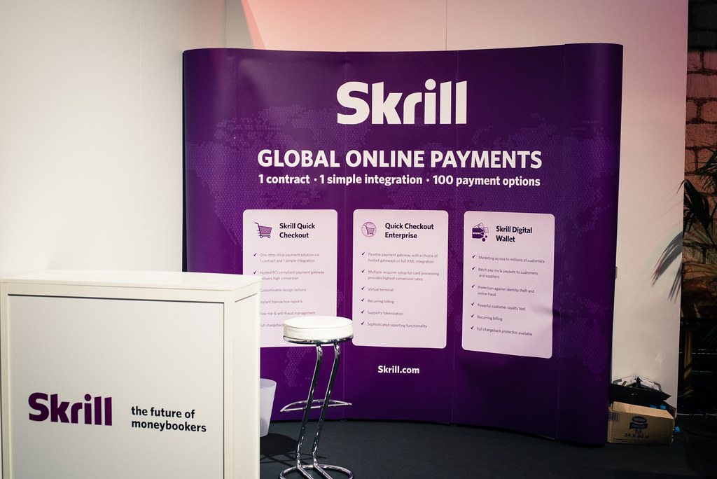 Skrill Plakat Werbung|PayPal Logo auf Bildschirm