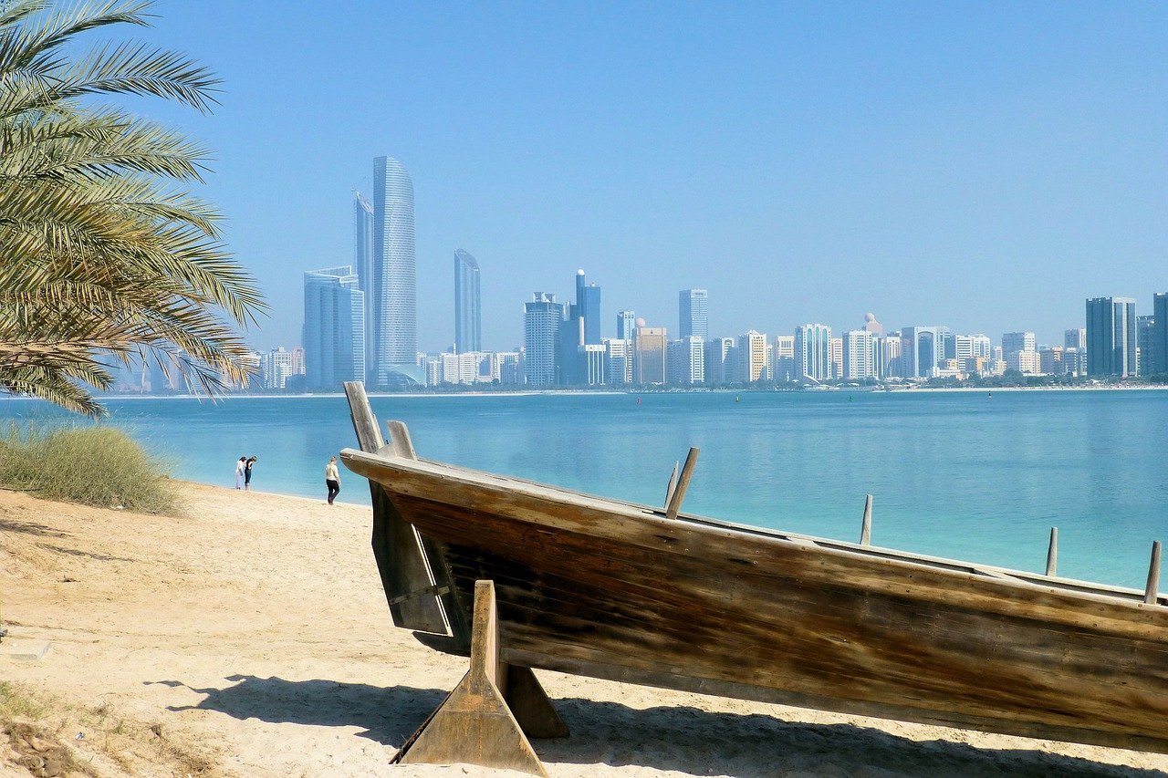 Skyline und Strand in Dubai