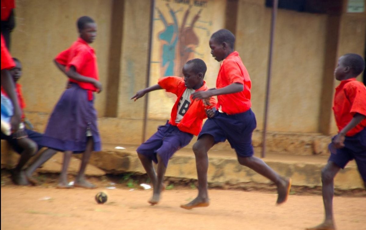 Spielende Kinder|Umriss Afrika