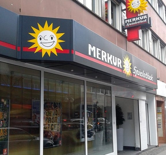 Merkur Spielothek von außen|Spielhallen-Schriftzug mit Sonnen