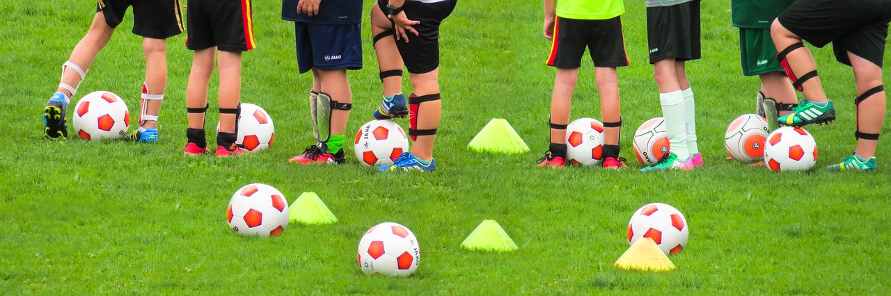 Fußbälle Rasen Fußballspieler Jugendliche Kinder