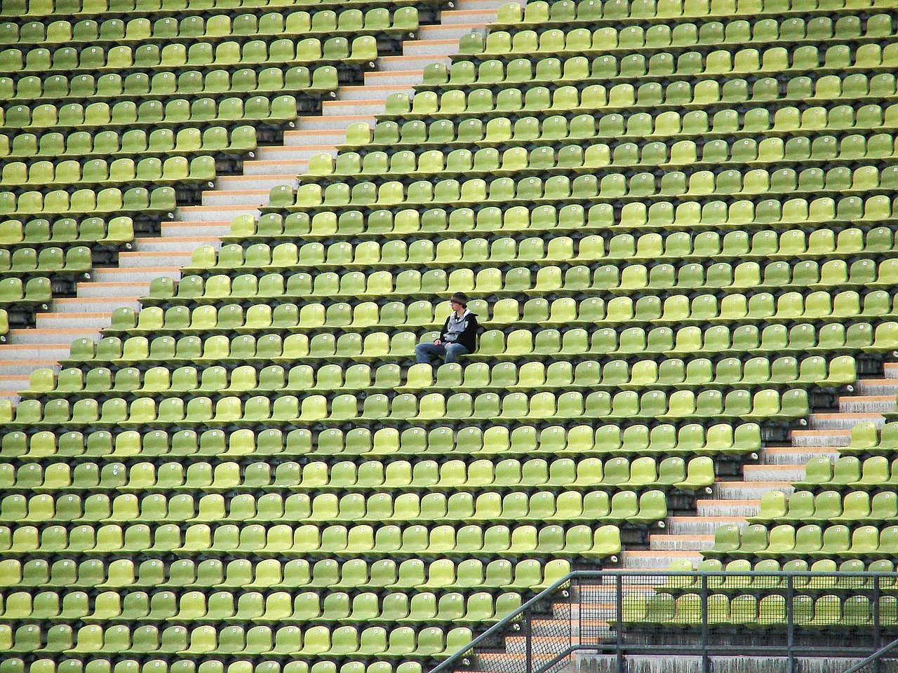 Ein Mann in einem Stadion|Eine Kerze im Dunkel