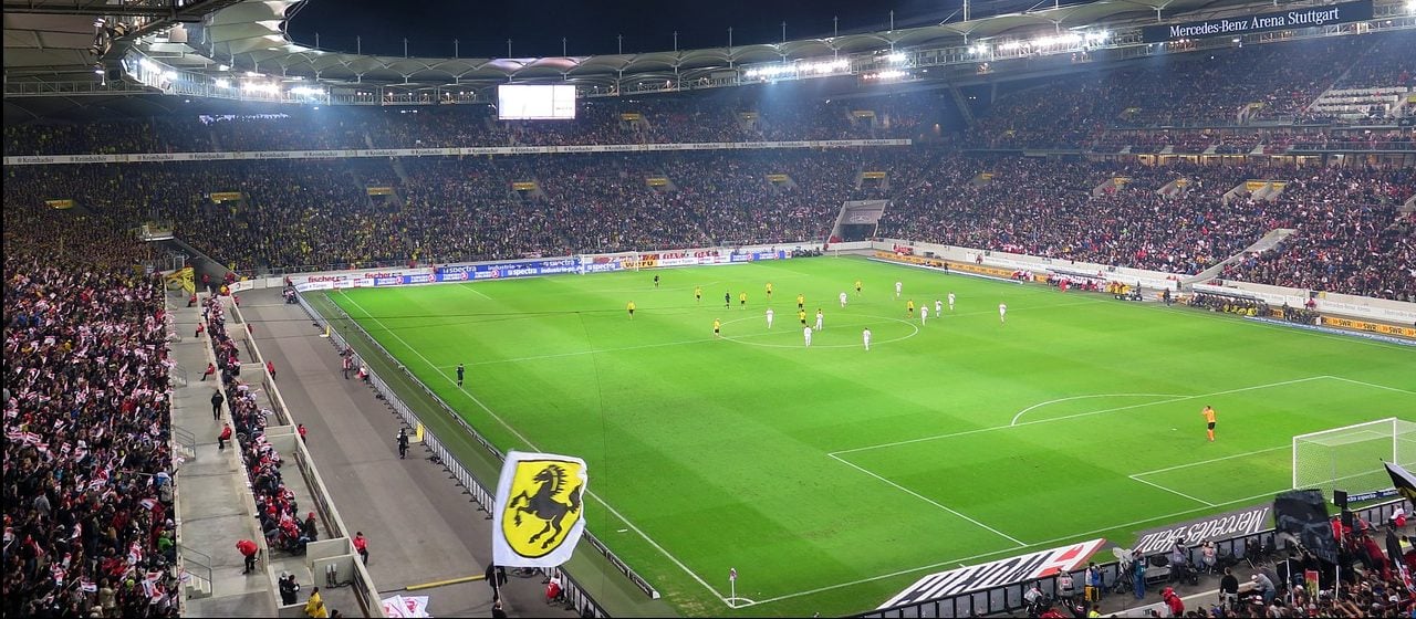 Stadion bei Abend|Logo von RB Leipzig|Mainz 05 Logo|