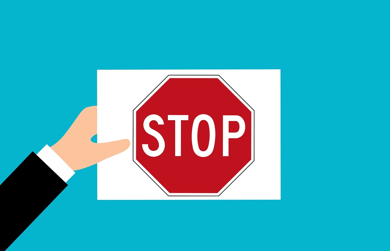 Ein Stopp-Zeichen in einer Hand|Das Logo der ASA