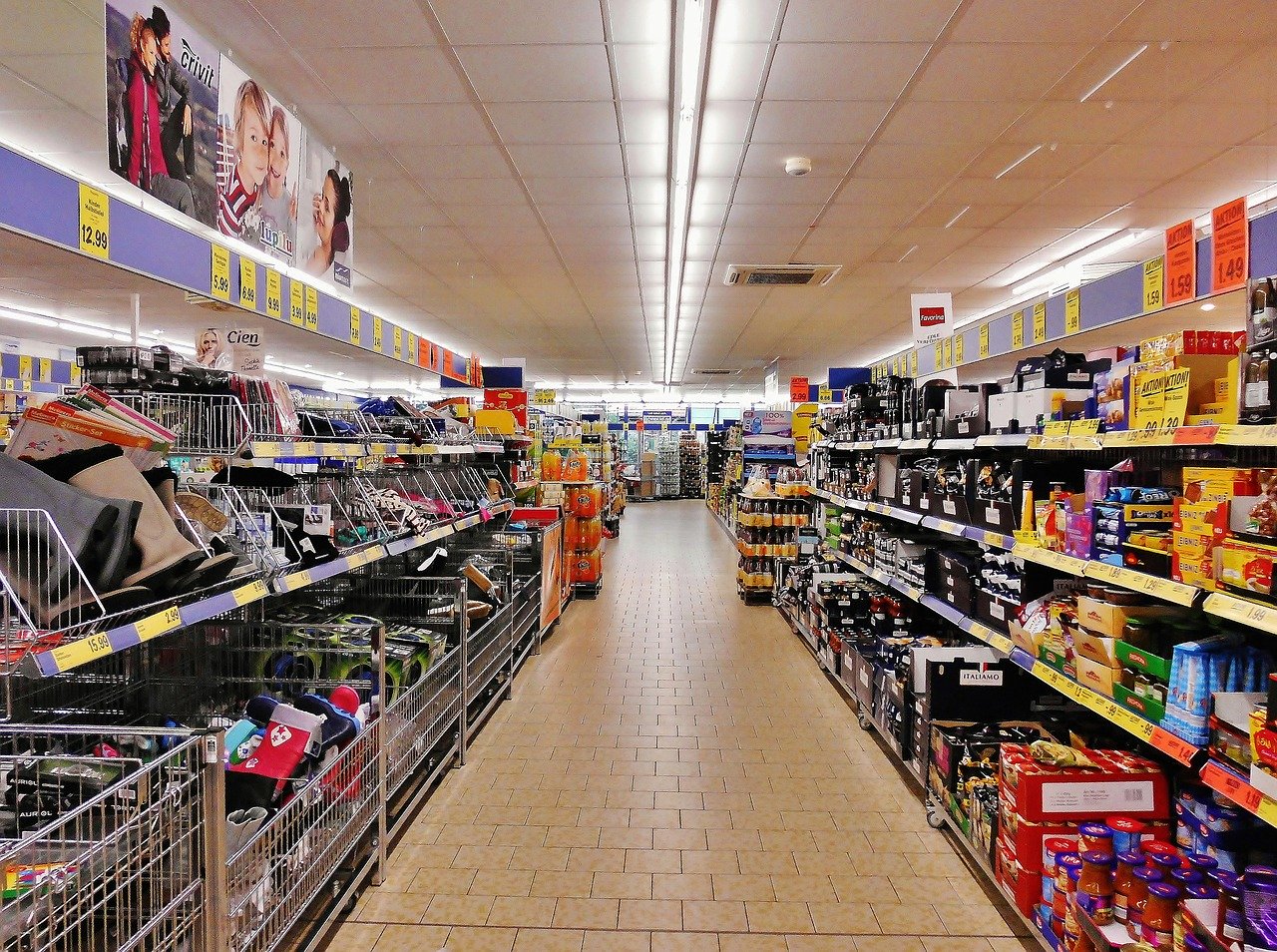 Regale im Supermarkt||Marks and Spencer Laden
