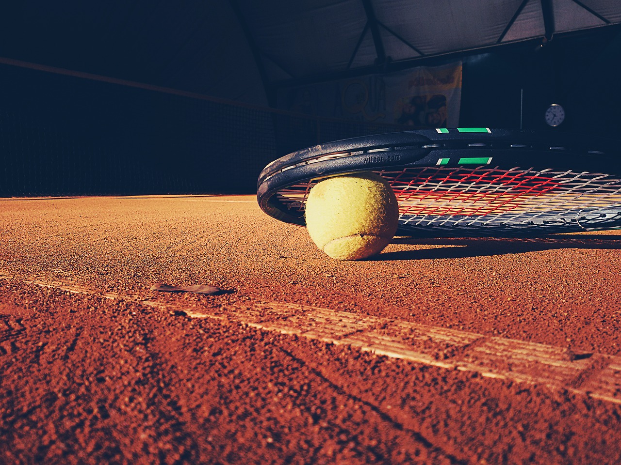 Tennisschläger auf dem Boden|Tenniscourt Wimbledon