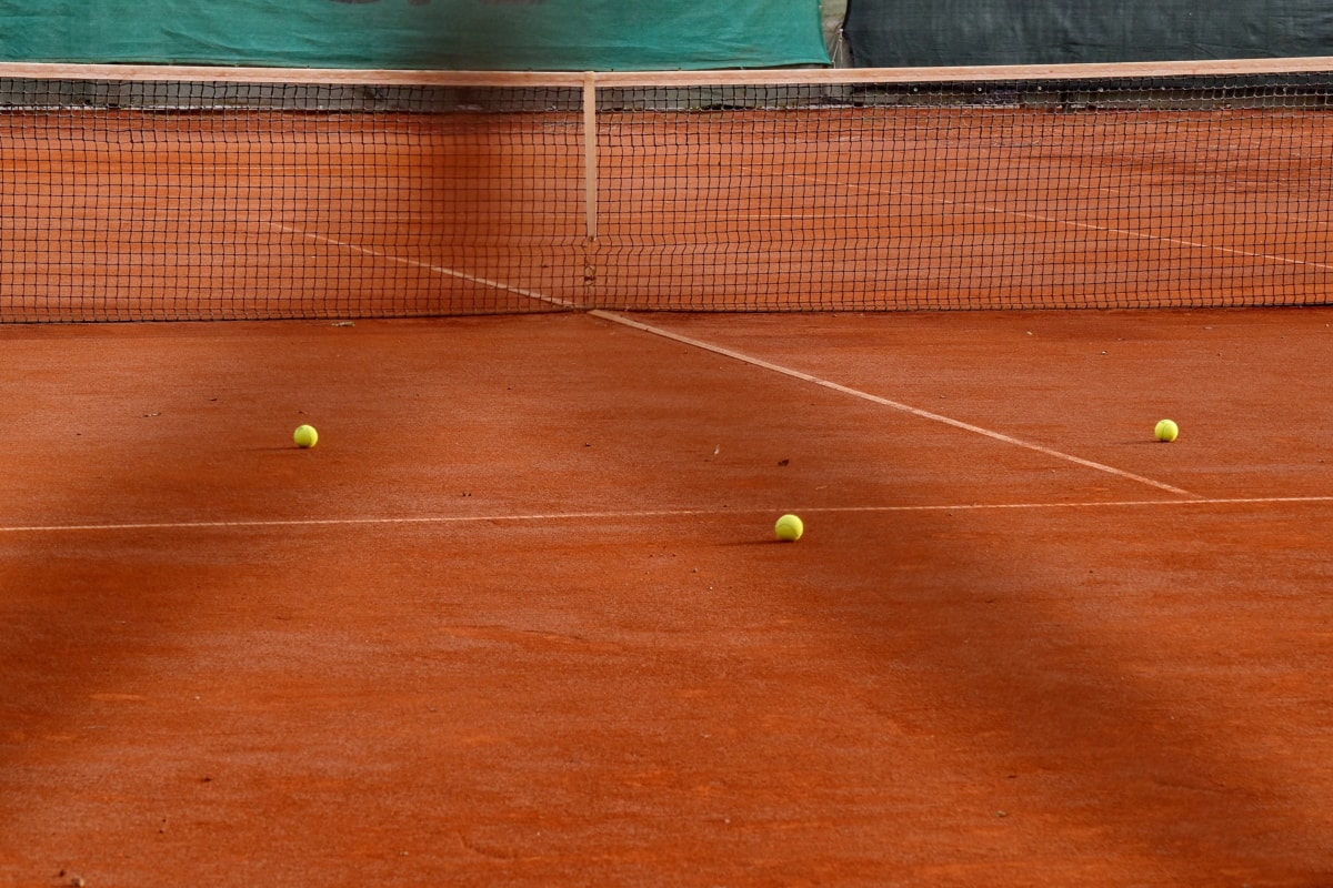 Tennisbälle auf Tenniscourt|Screenshot Tennis Artem Bahmet|Andrea Petcovic