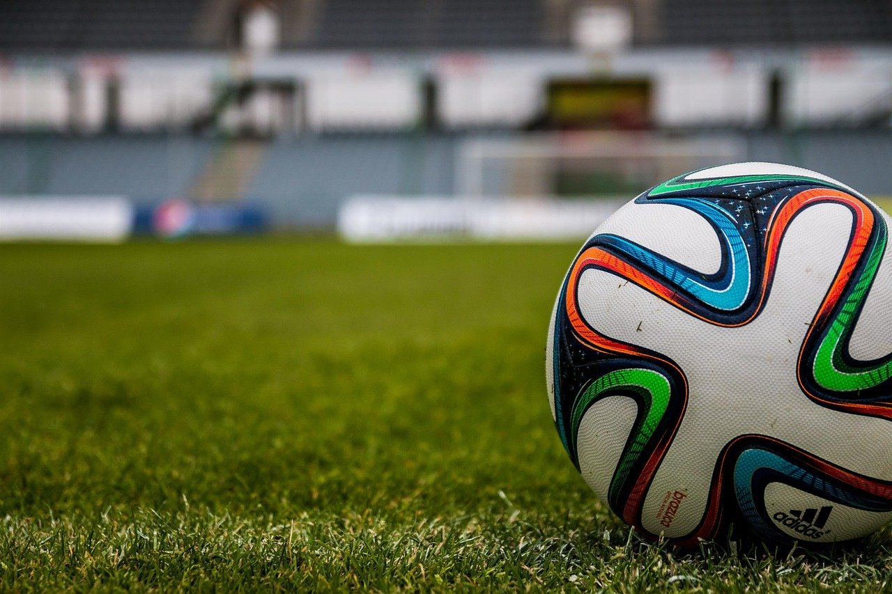 Ein Fußball in einem Stadion