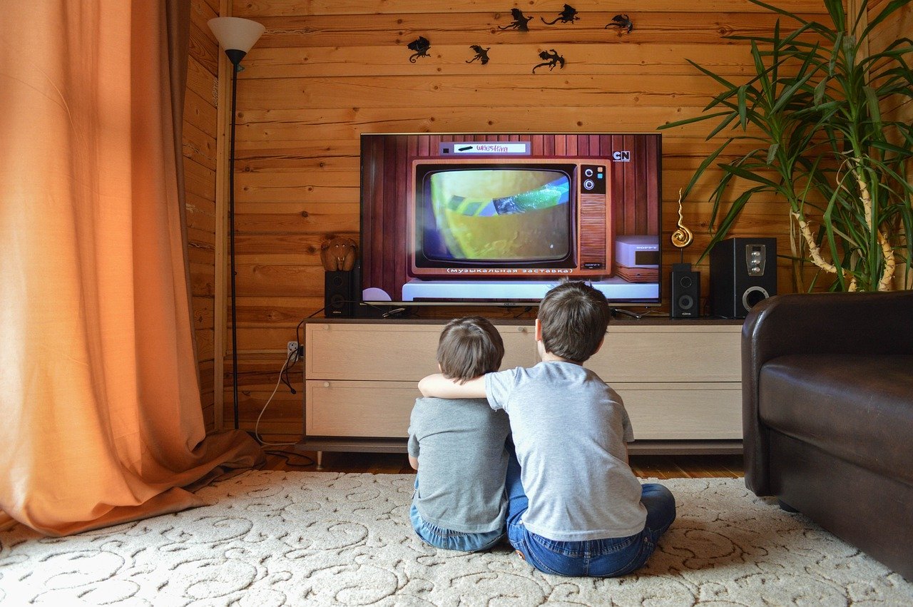 Kinder vor einem Fernseher