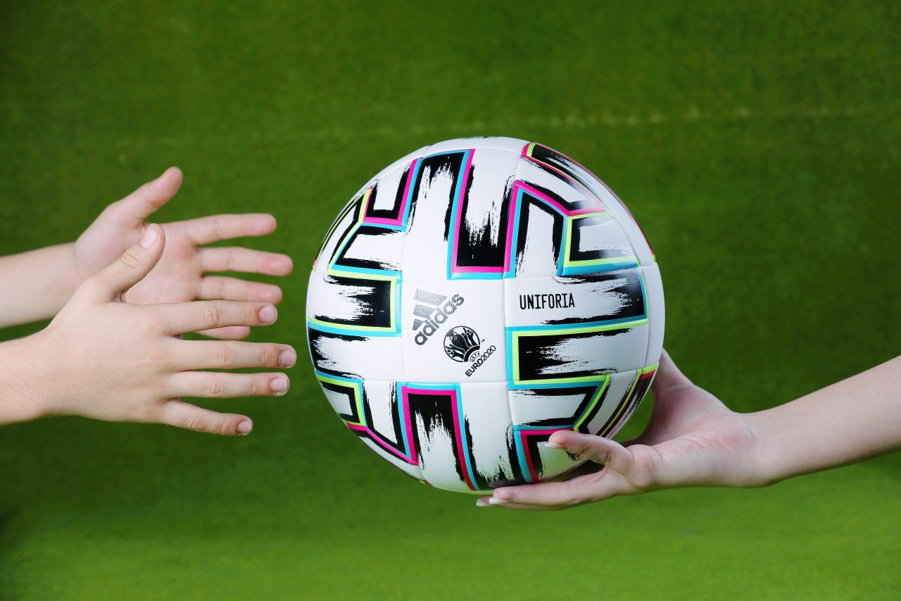 Fußball in Händen|Roberto Mancini