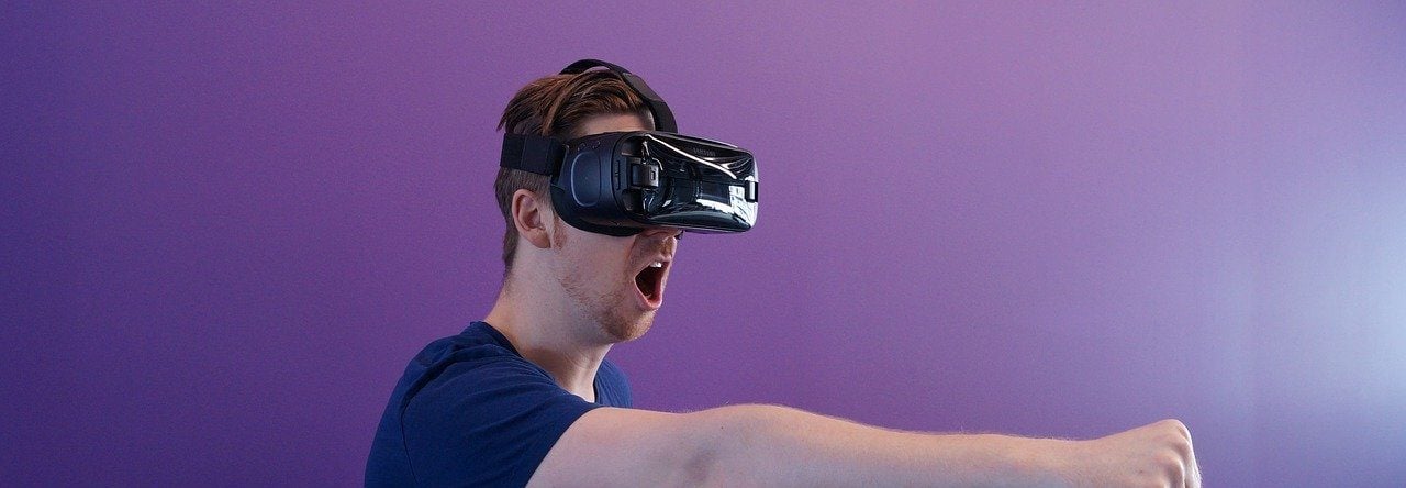 Mann mit VR-Brille