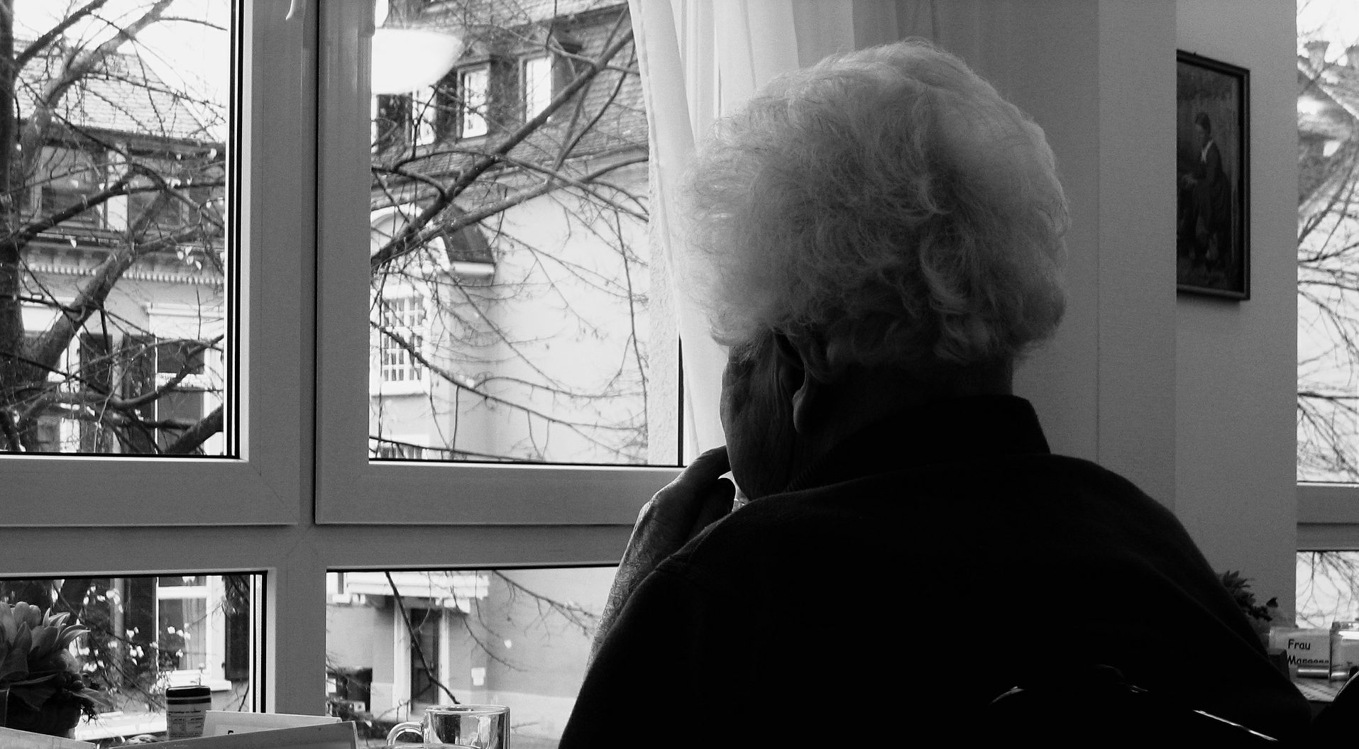 Seniorin am Fenster|Hände Senior|Mann Verzweiflung|