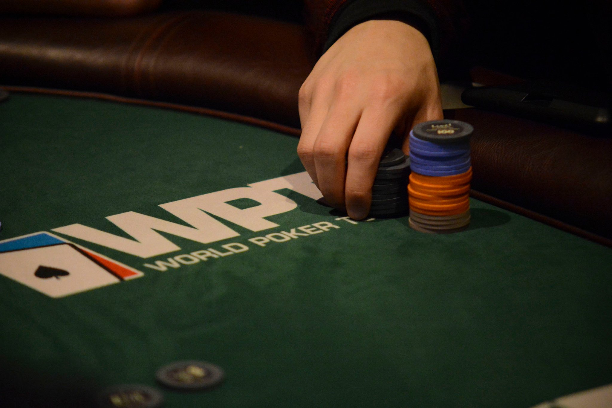 WPT Logo auf einem Pokertisch|ElkY an einem Pokertisch|Die Innenstadt von Nottingham