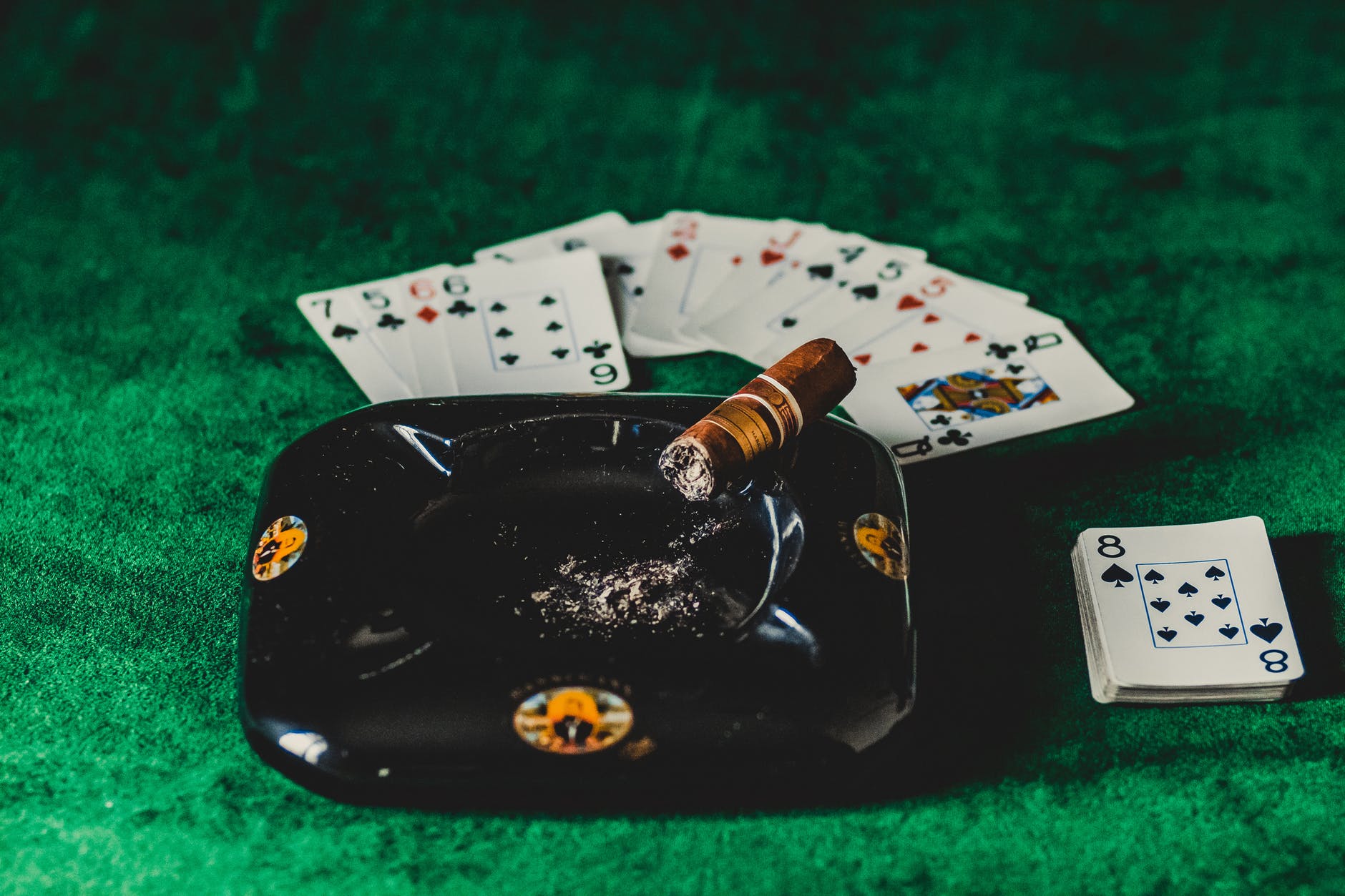 Kartenspiel und Zigarre