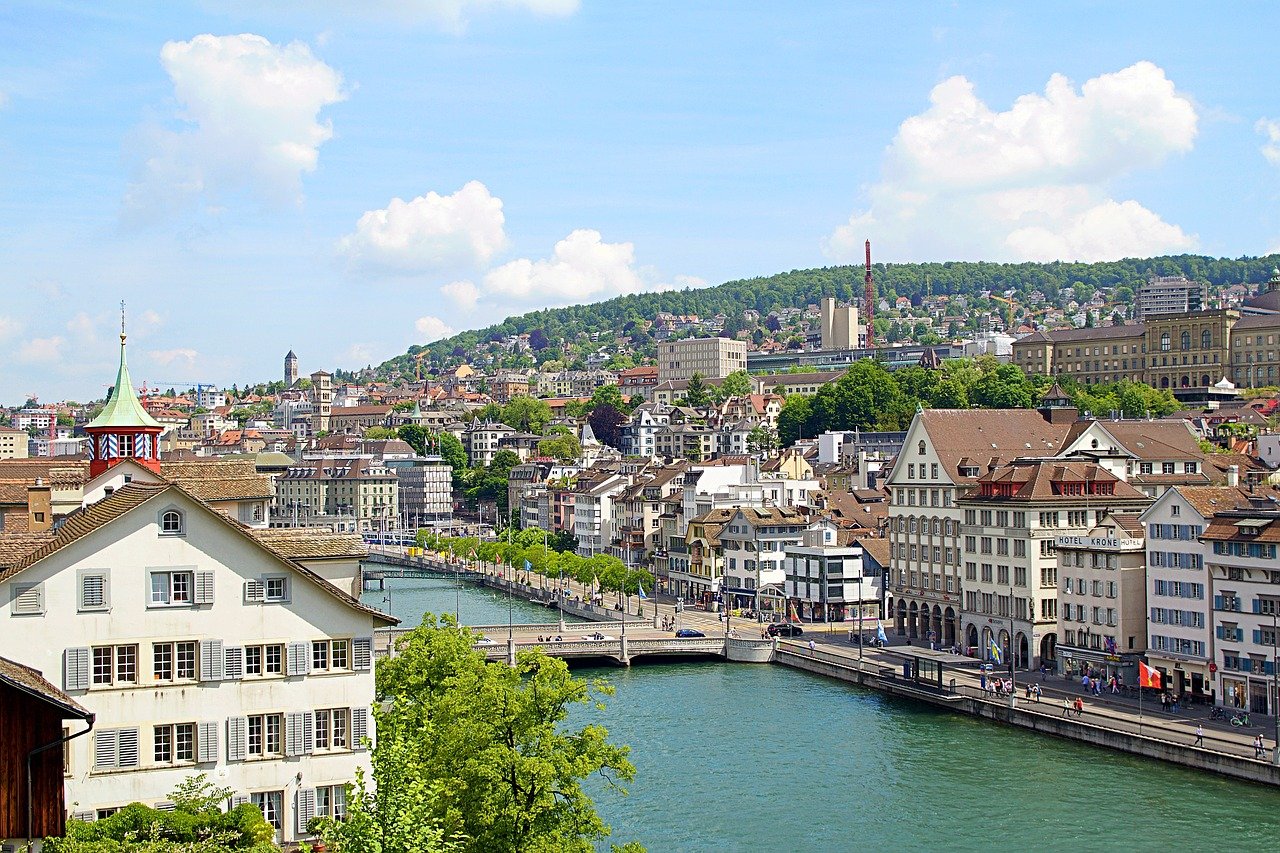 Zürich Stadt Fluss Gebäude Hügel Himmel Wolken