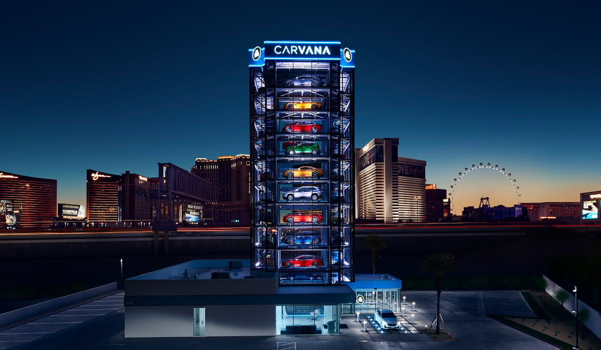 Carvana-Glasturm mit Autos bei Nacht