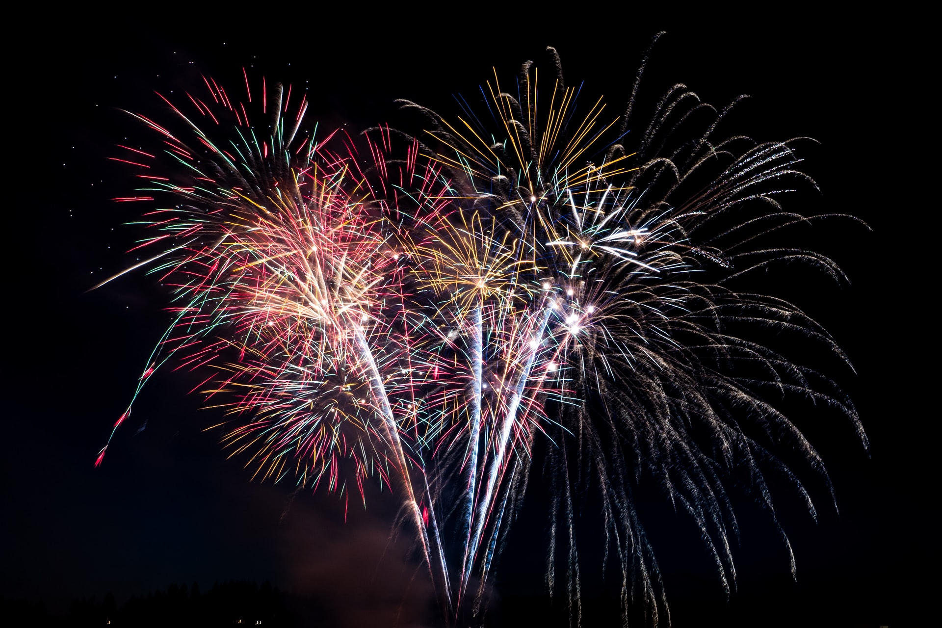 Feuerwerk vor Nachthimmel