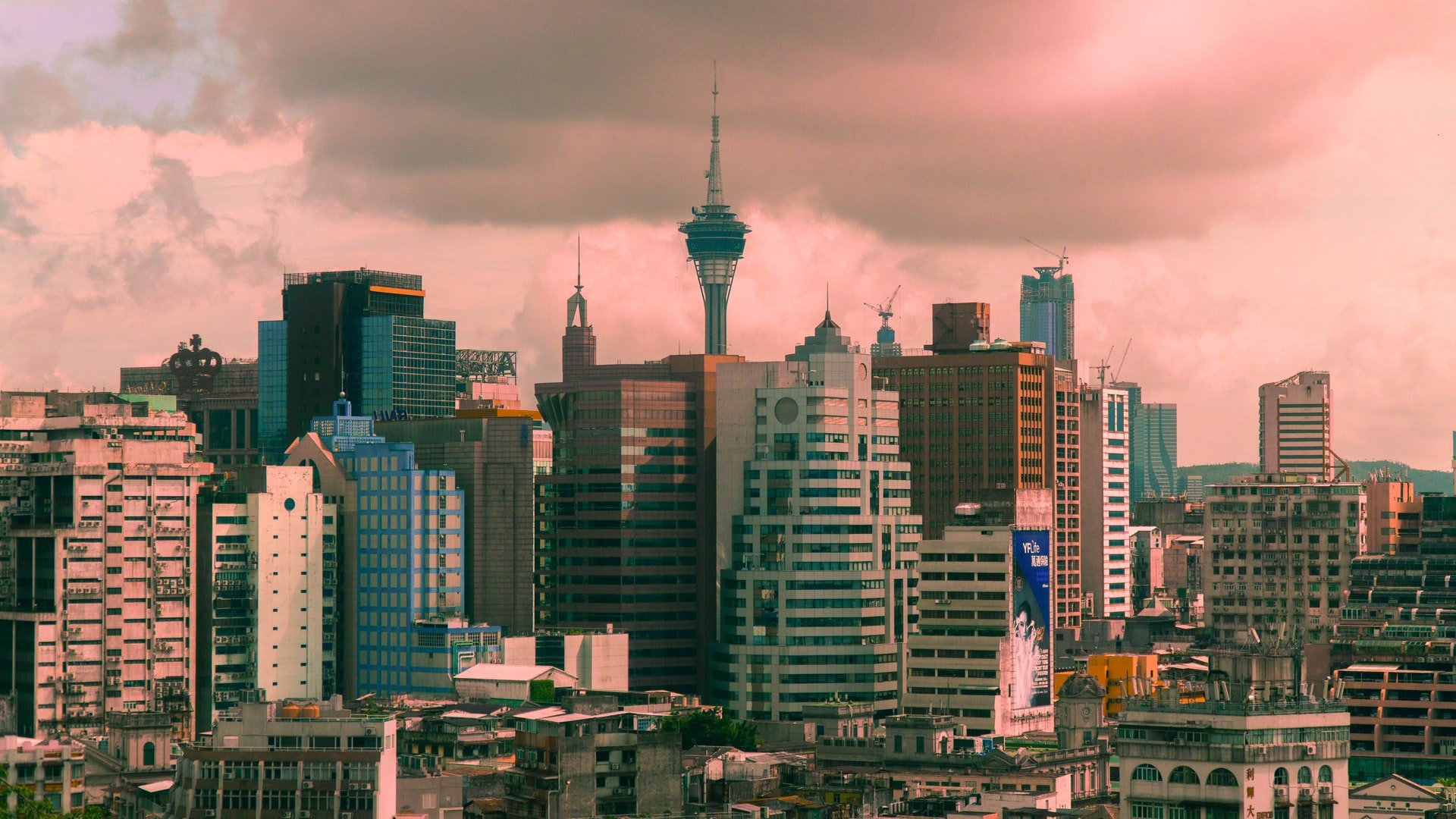 Macau-Sykline mit dunklen Wolken