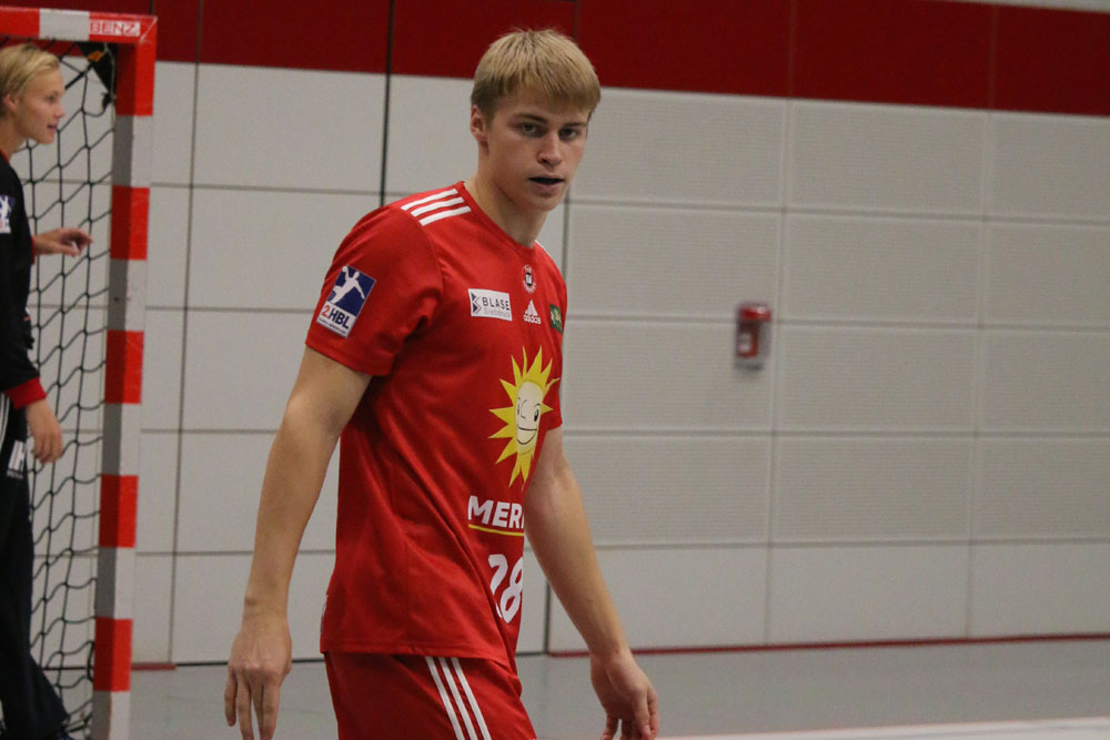 Handballer Marek Nissen im Trikot mit Merkur-Sonne von Gauselmann