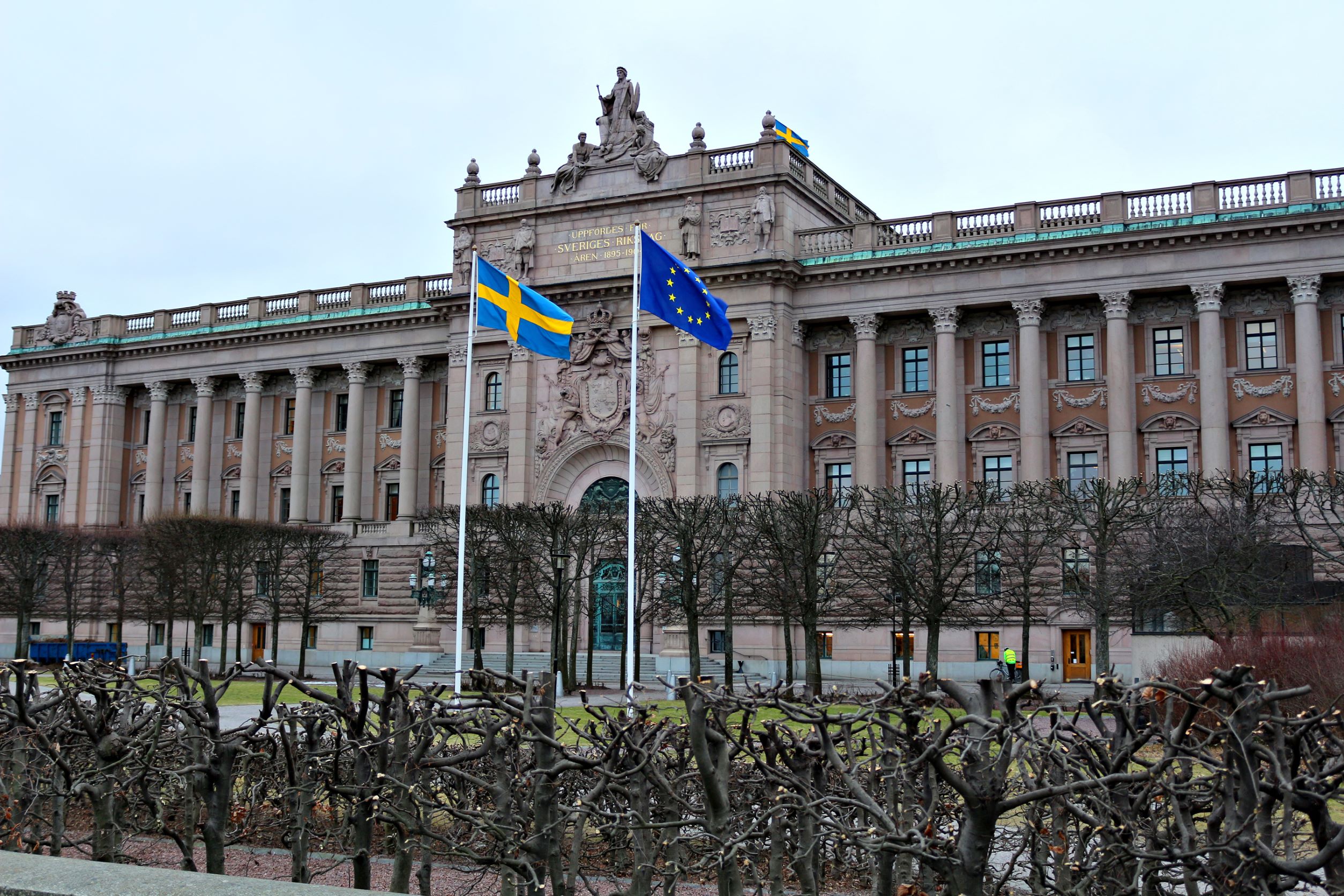 Schwedisches Parlament Riksdag in Stockholm Regierungsgebäude schwedische Flagge EU-Flagge