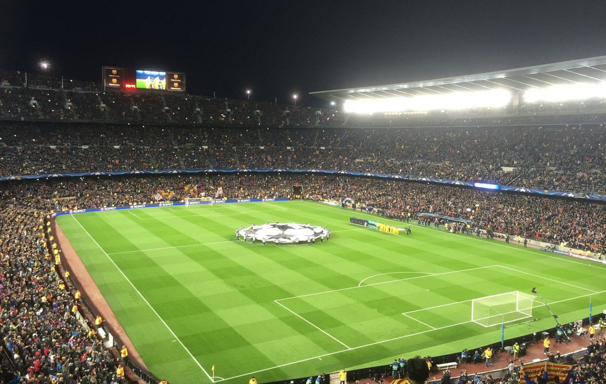 Fußballstadion am Abend