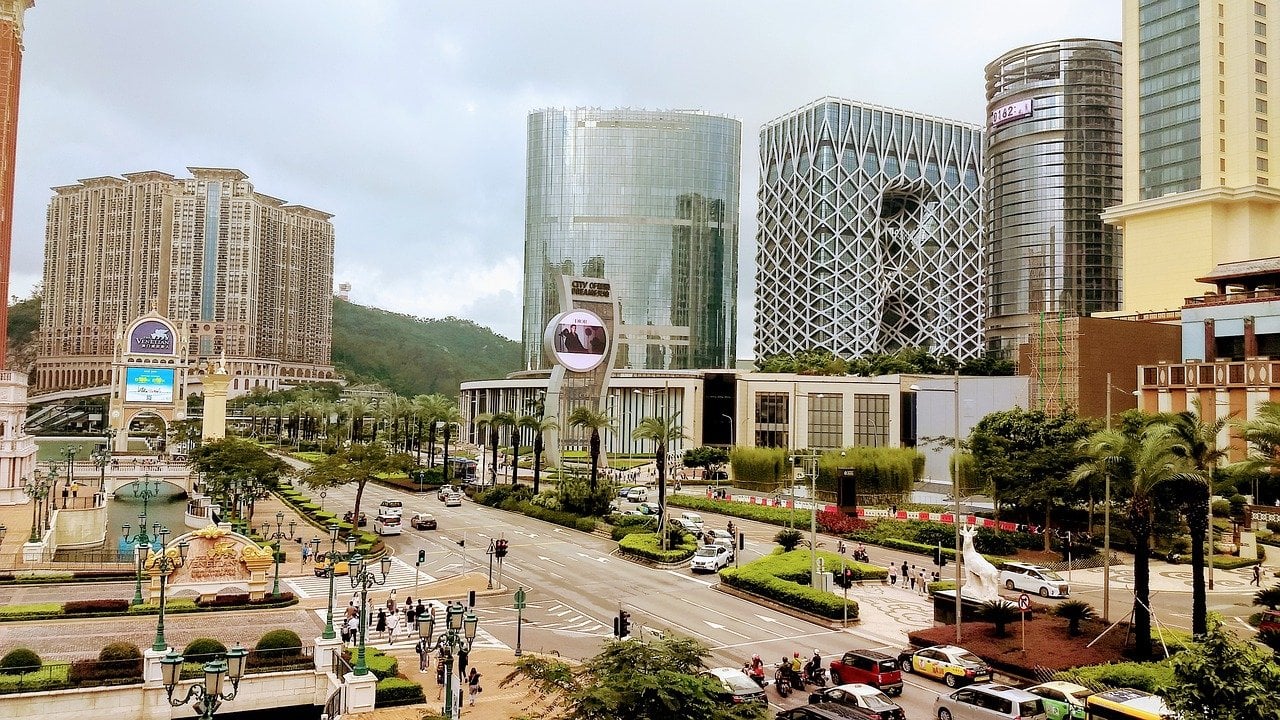 Hochhäuser, Straße in Macau