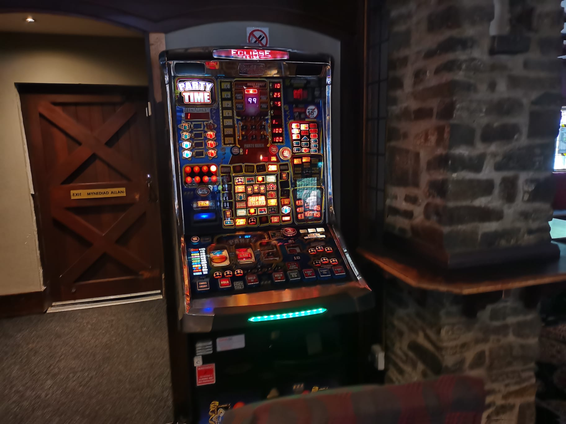 Spielautomat Slot Machine in Kneipe Bar