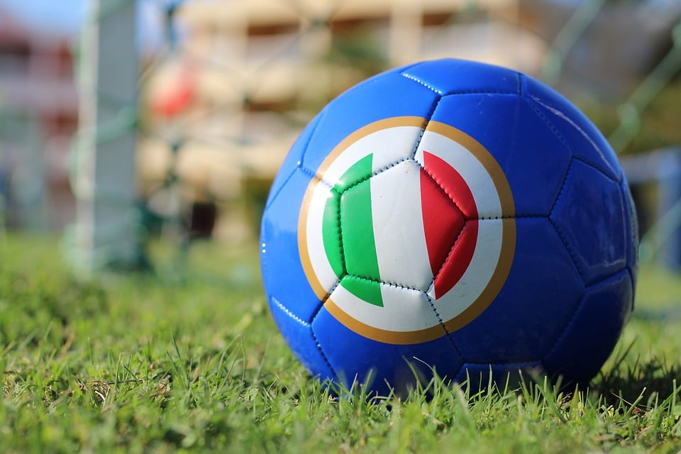 blauer Fußball mit Italienflagge auf dem Rasen