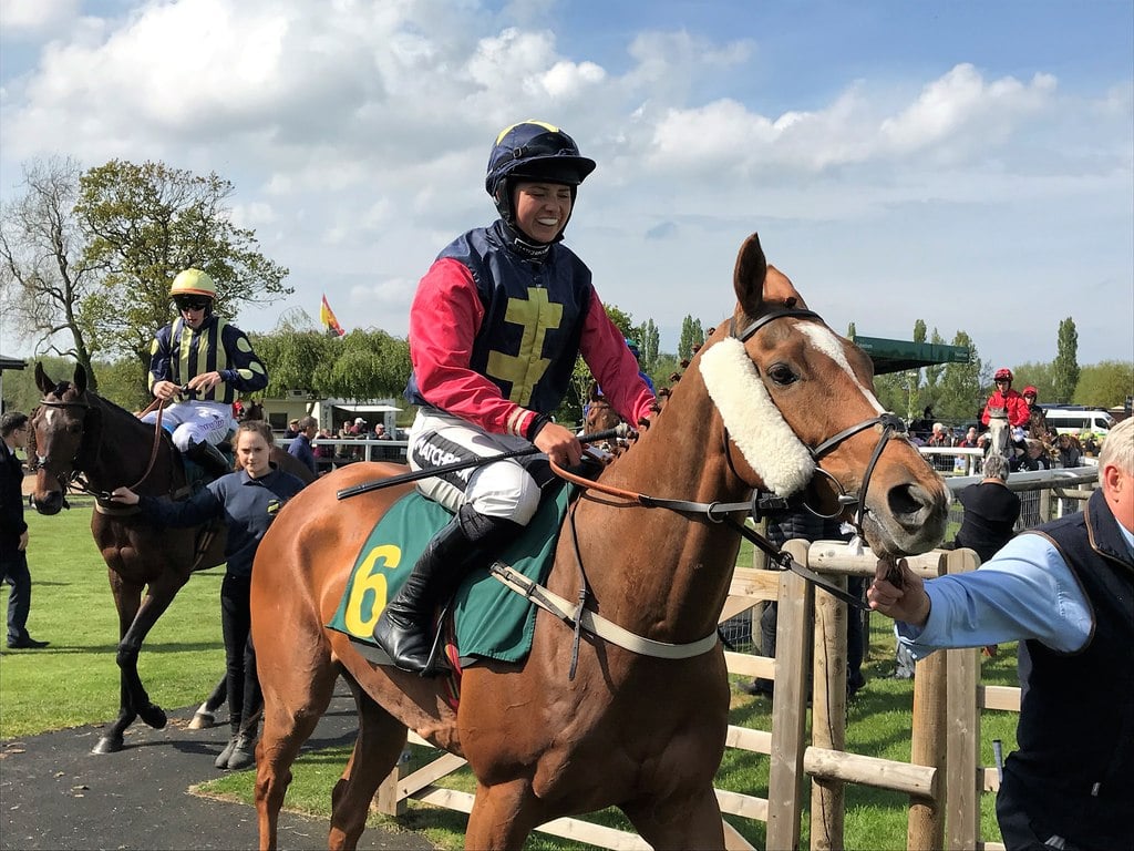 Jockette Bryony Frost auf Rennpferd