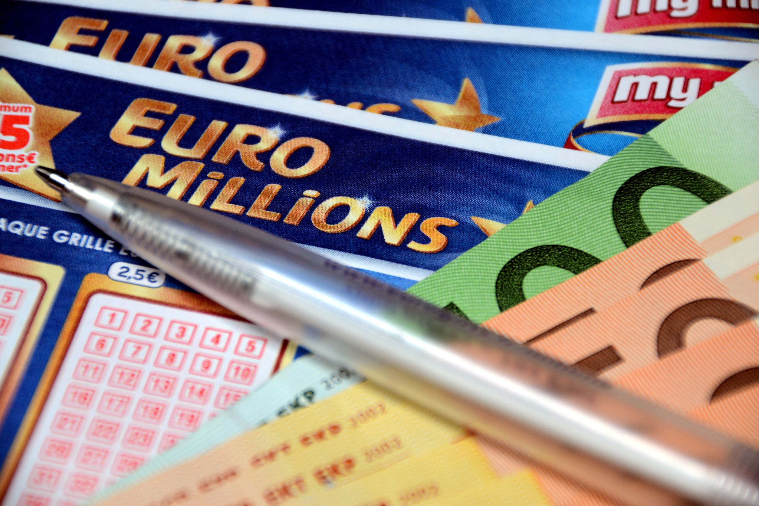 EuroMIllionen EuroMillions Lottoscheine Kugelschreiber Geldscheine Euro Banknoten
