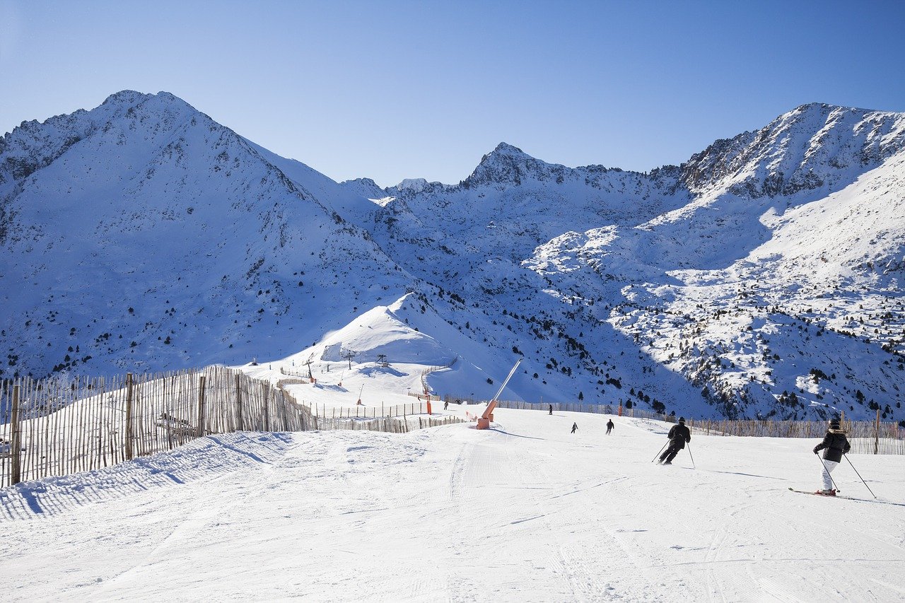 Skipiste mit Skifahrern in Andorra