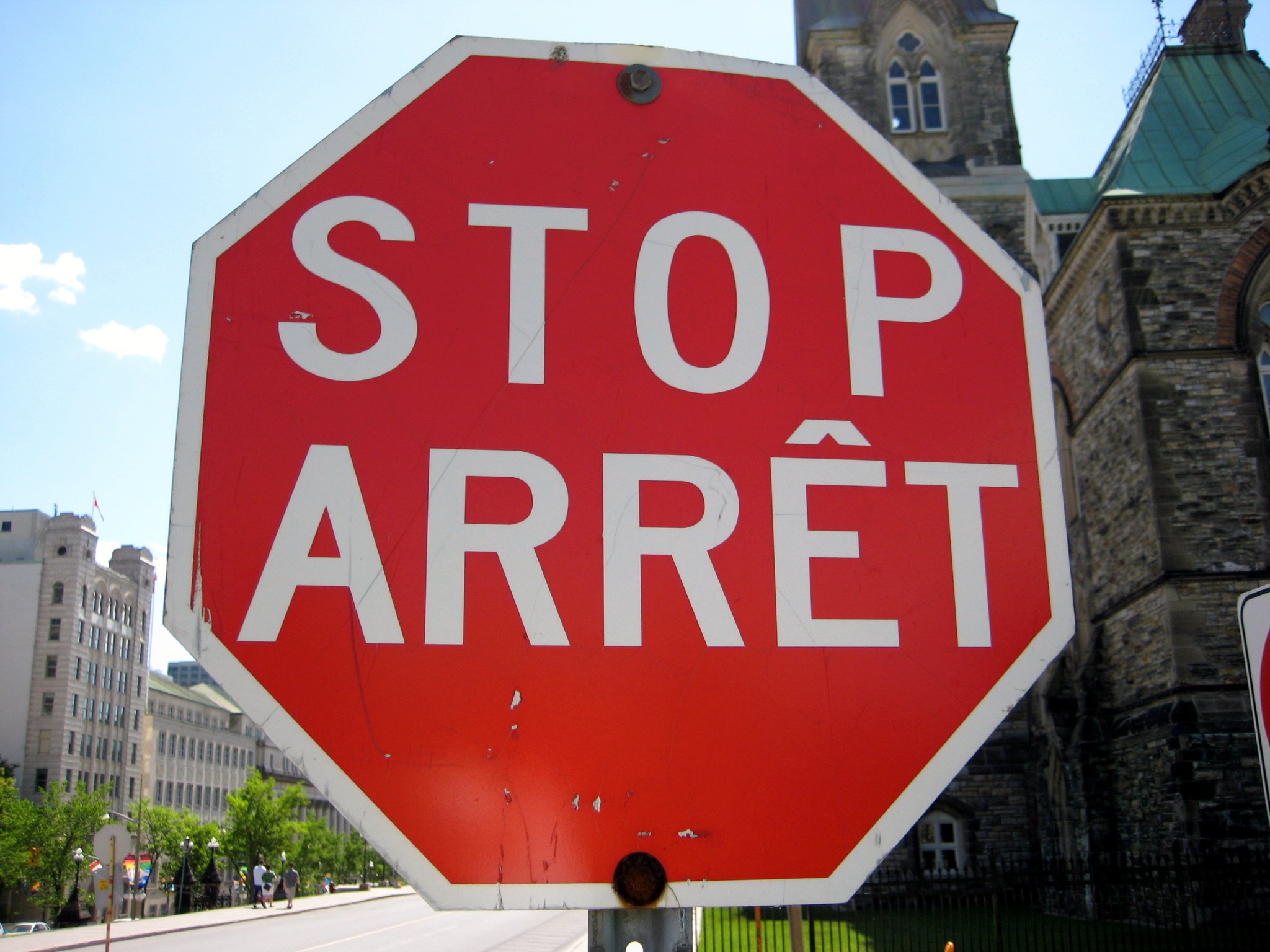 Stopp-Schild zweisprachig